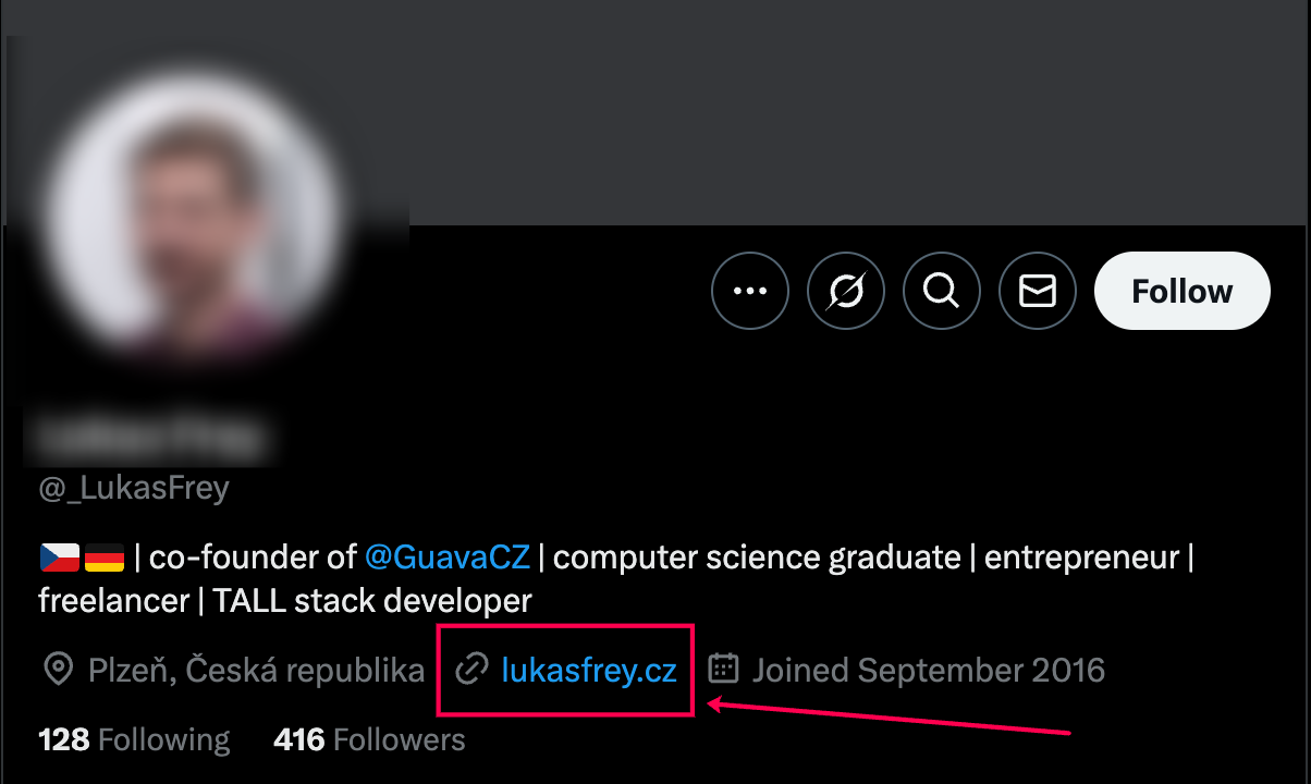 Screenshot showing a Twitter user sharing his professional website in his Twitter profile that sales teams can use to find his business email