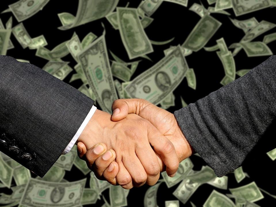 closing a sales deal pic