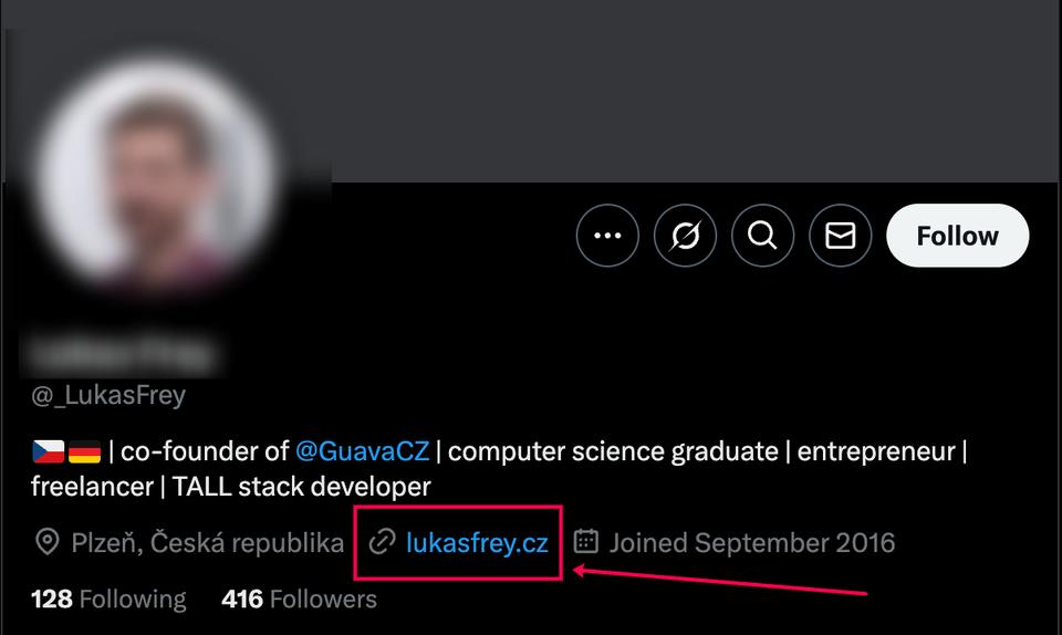 Screenshot showing a Twitter user sharing his professional website in his Twitter profile that sales teams can use to find his business email